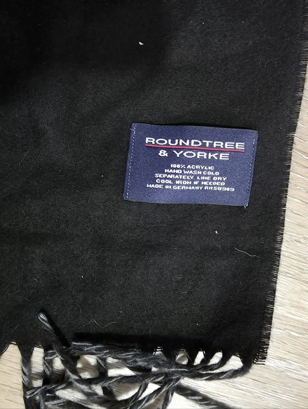 Roundtree & Yorke Black and Gray Glen Plaid Men's Scarf